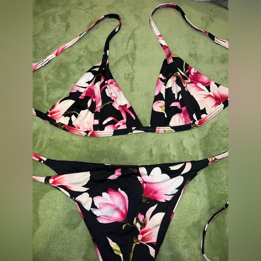 FRANKIES FLORAL BIKINI TOP AND BOTTOM SIZE SM AND M